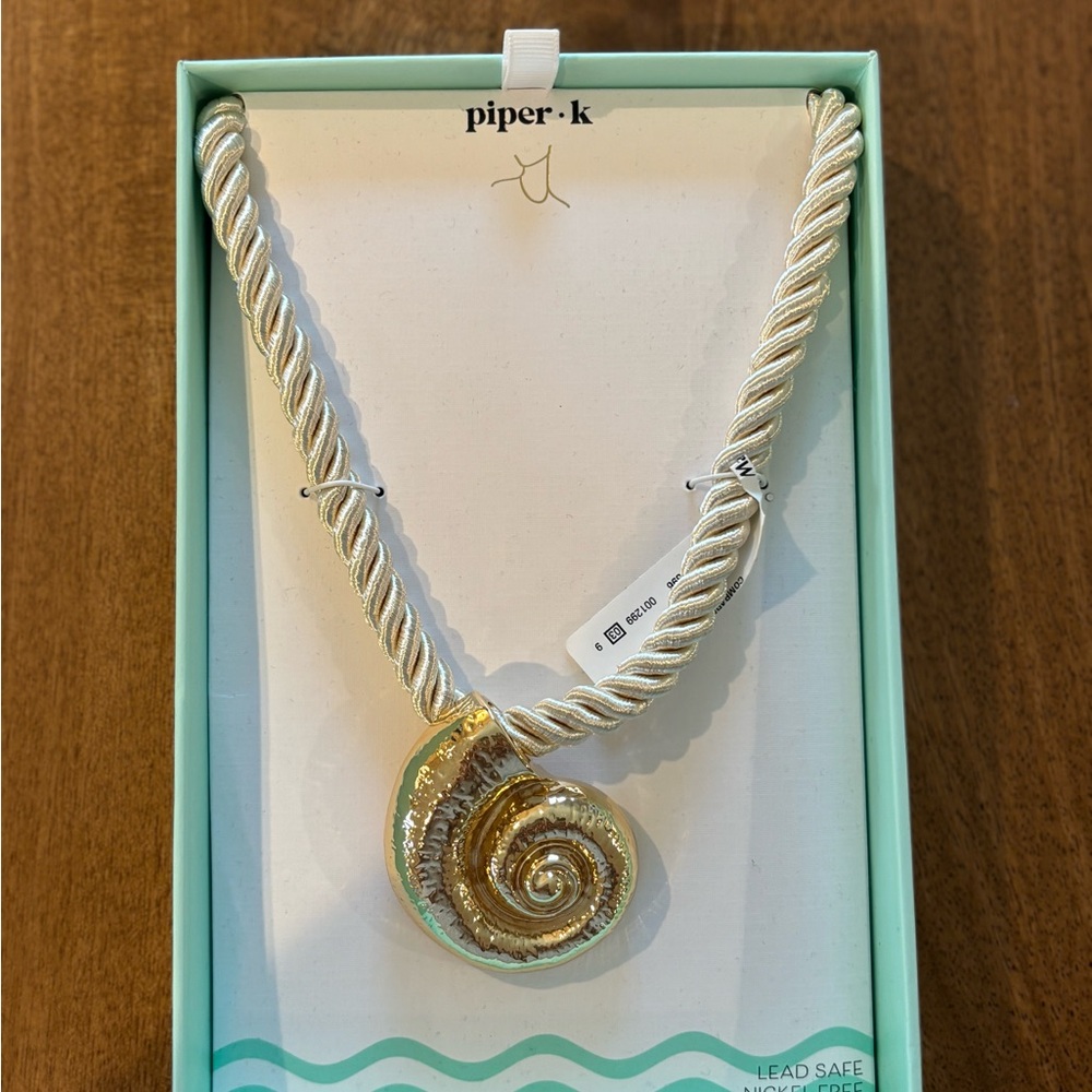 Piper K Shell Gold Rope Statement Necklace - Picture 2 of 3